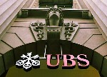 UBS - Logo am Hauptsitz an der Zuercher Bahnhofstrasse am Dienstag, 14. Februar 2006. Die UBS hat ein weiteres Spitzenjahr hinter sich. Im Jahr 2005 erzielte die Grossbank einen Gewinn von 14,029 Milliarden Franken. Damit uebertrifft der groesste private Vermoegensverwalter der Welt das Rekordresultat vom Vorjahr um satte 75 Prozent, wie die Grossbank am Dienstag, 14. Februar 2006, mitteilte. Die UBS duerfte damit den hoechsten Gewinn eines boersenkotierten Privatunternehmens in der Schweizer Wirtschaftsgeschichte eingefahren haben. (KEYSTONE/Walter Bieri) -- The UBS Logo, pictured Tuesday, February 14, 2006 in zurich, Switzerland. Swiss based UBS AG, Europe's largest bank, reported Tuesday, 14 February 2006, a record fourth-quarter profit. For the full year UBS posted a net profit rose of 75 percent to 14.029 billion francs. (KEYSTONE/Walter Bieri)
