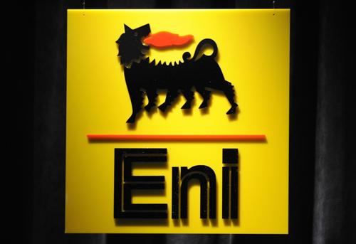 Fitch taglia rating Eni