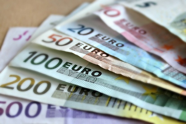 Euro in salita grazie a crollo Nasdaq