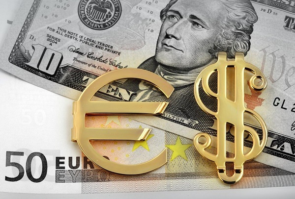 Gli investitori osservano il cambio euro/dollaro