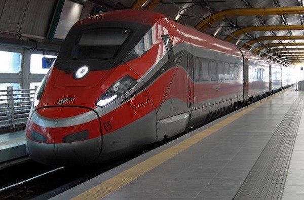 Coronavirus, crisi per aeroporti e aziende treni