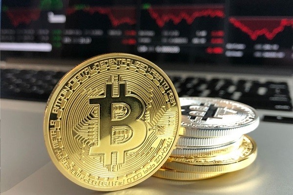 Bitcoin supera i 60 mila dollari